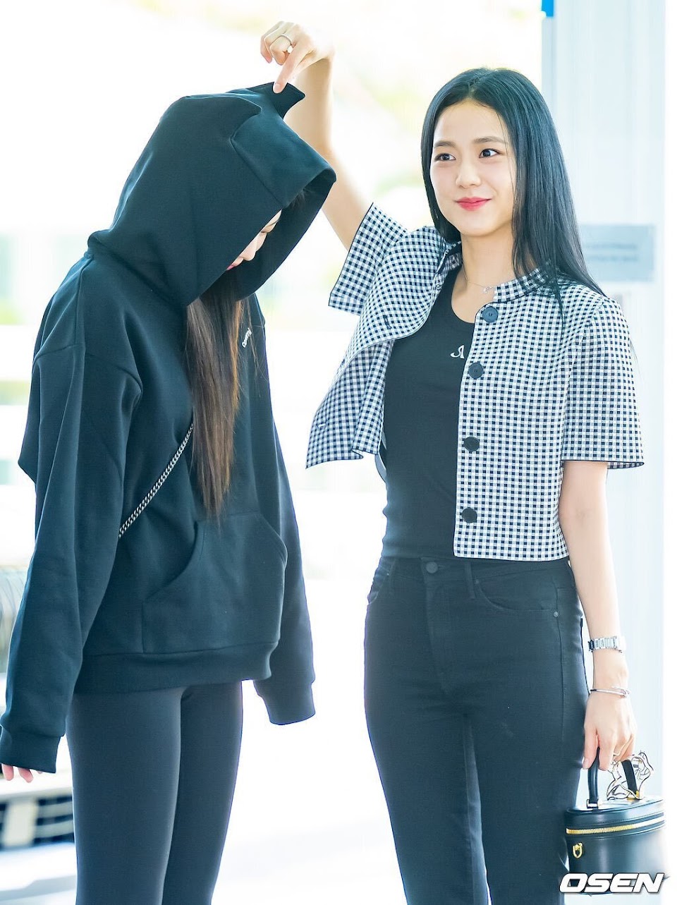 230701-BLACKPINK-Jisoo-and-Jennie-documents-2