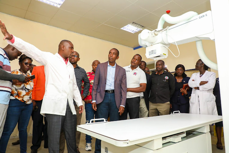 Kiambu Governor Kimani Wamatangi (C) with medics and county officials after delivering new medical equipment at Gatundu Level 5 Hospital.