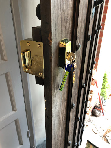 BS 3621  Security Nightlatch on old oak door 