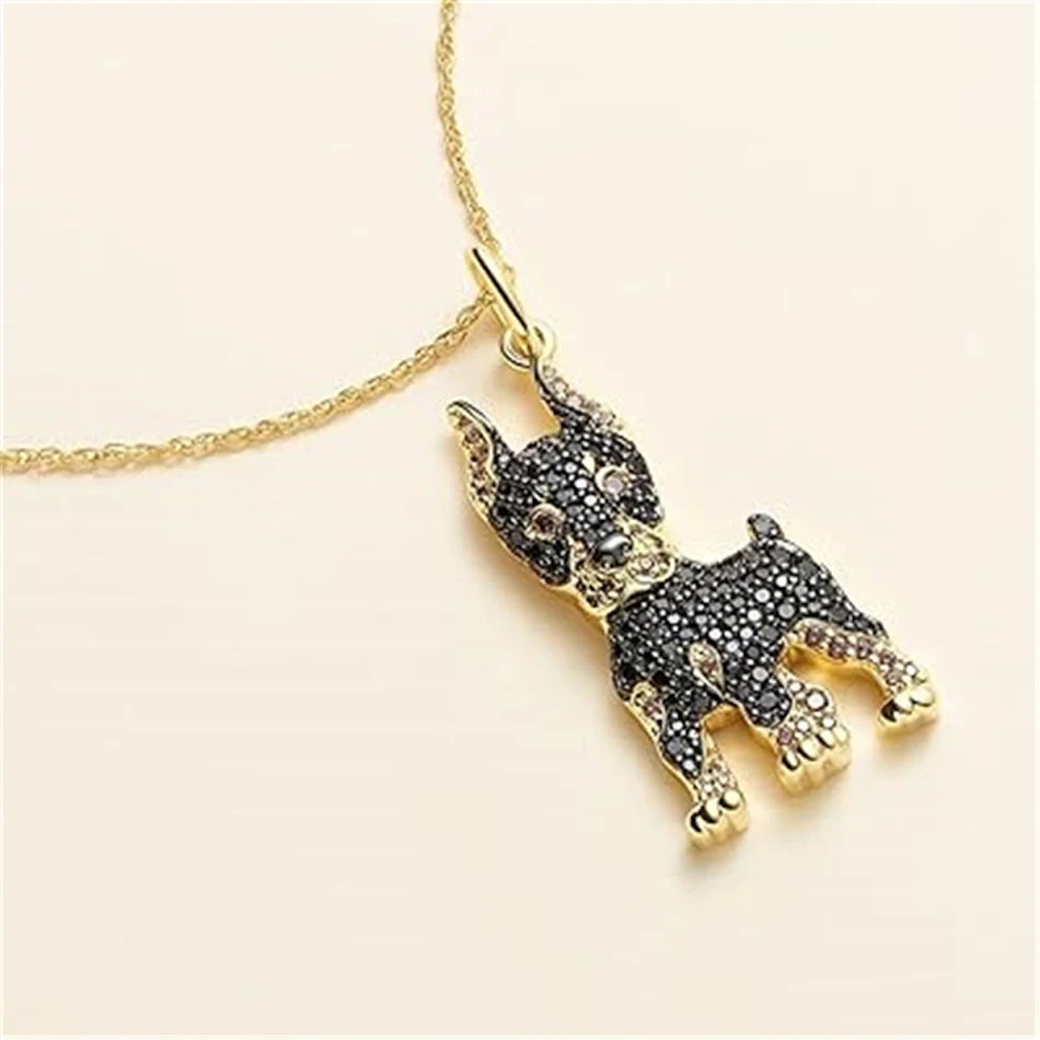 Collier avec pendentif Doberman Pinscher élégant et exquis. Un bijou idéal pour les amoureux de chiens et leur style.