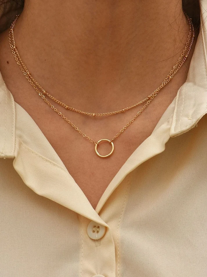 Collar para niña con colgante de anillo redondo simple, cadena multicapa, un accesorio elegante y versátil para cualquier ocasión.