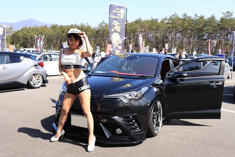 C-HRのBOLD WORLD・Kuhl Racing・春ドレ・キャンギャルに関するカスタム事例の投稿画像3枚目