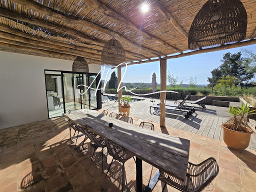 Prestige property for sale in La Croix-Valmer (83420) - Covered terrace with long table and pool