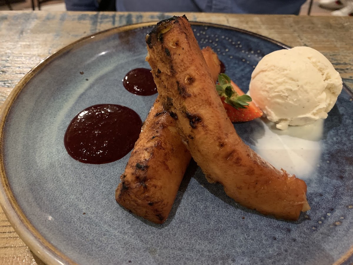 Grilled pineapple and ice cream