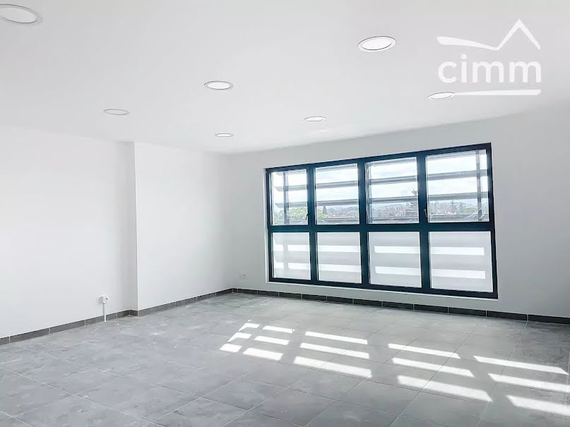 Location  locaux professionnels 1 pièce 37.7 m² à Mazan (84380), 945 €