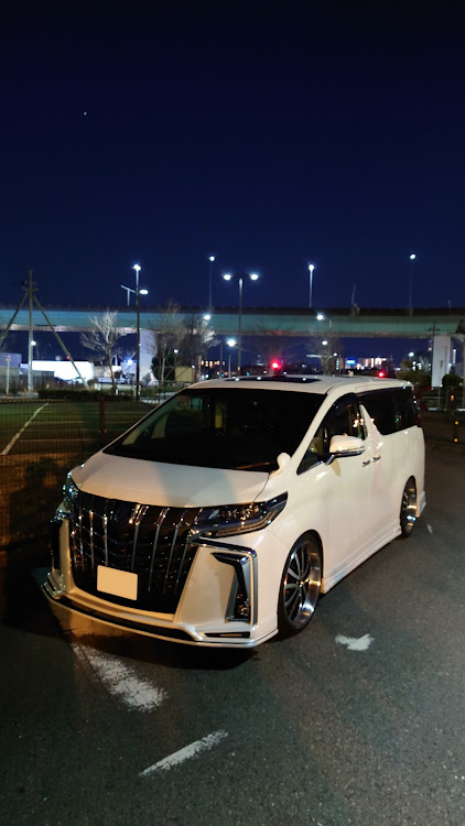 アルファードのもうすぐオートメッセ！・今日も1日お疲れ様でした・#コンプリートカー・#エムズスピード・予想外の☔の後でパシャリに関するカスタム事例の投稿画像2枚目