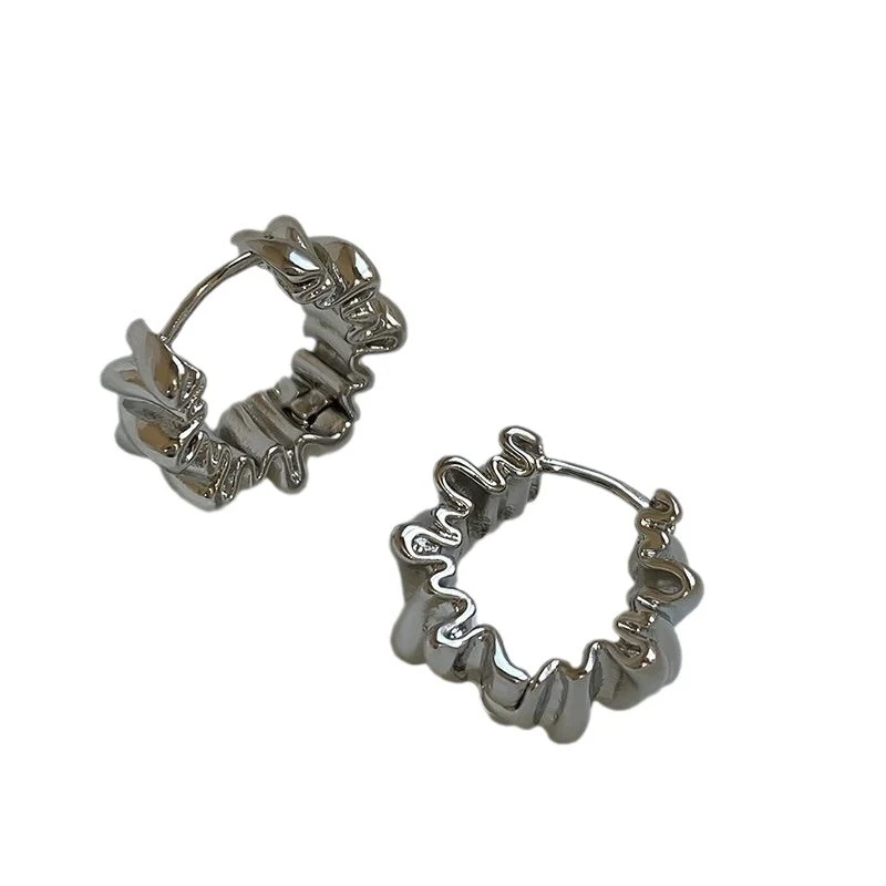 Boucles d'oreilles géométriques irrégulières design minimaliste pour femmes Élégance discrète et moderne Bijoux féminins polyvalents pour toutes occasions.