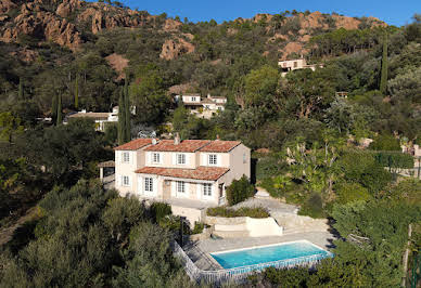 Villa avec piscine et terrasse 1