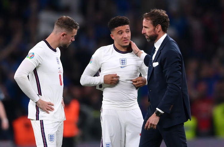 England's manager Gareth Southgate (R) with Jadon Sancho (C) and Jordan Henderson