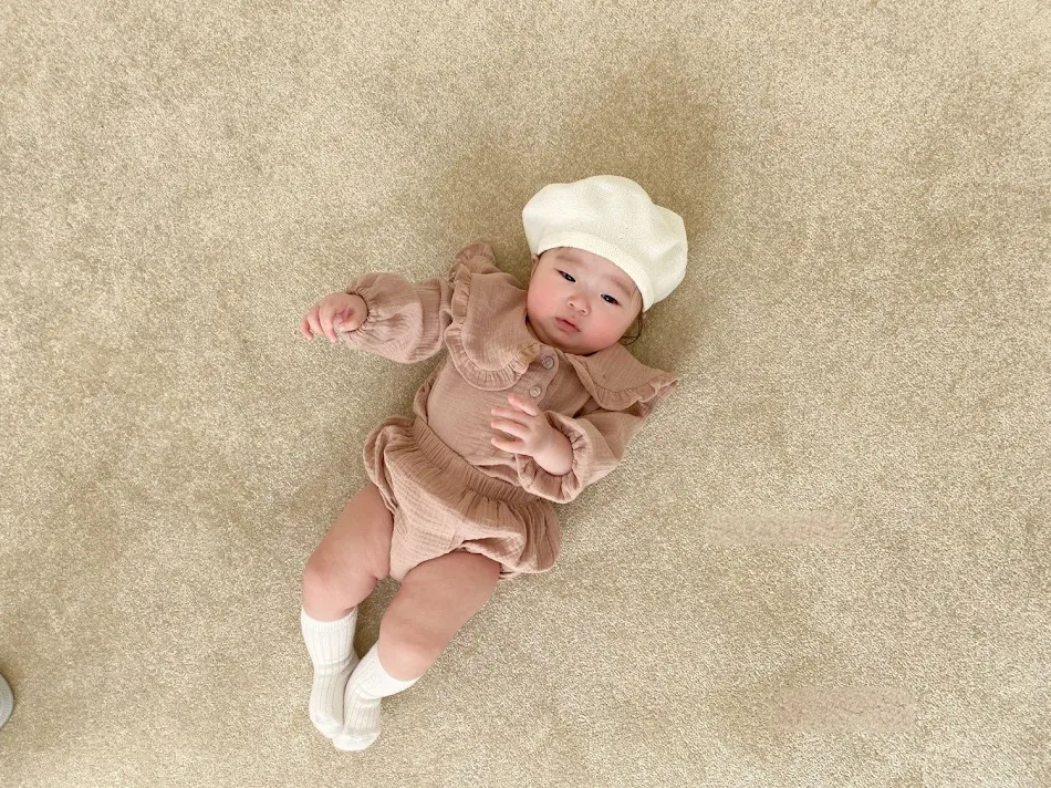 Bebek Buruşuk Pamuk Fırfır Yaka Kırlangıç Yaka Üst Pantolon Takımı, bebeğiniz için rahatlık ve şıklık sunar.