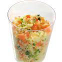 Mini cup de couscous marroquino de camarão com cenoura, abobrinha e cebola