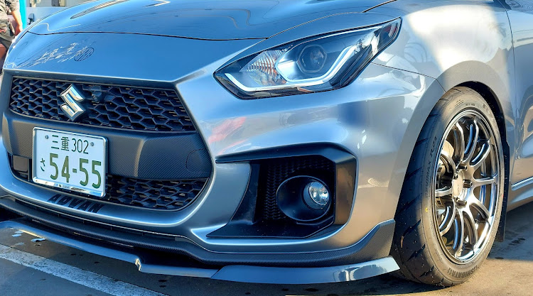 スイフトスポーツのスイスポ乗りと繋がりたい・たわい無い平凡な暮らしにこそ幸せ有り！最高だね！・フロントアンダースポイラー装着・みんなのエアロ見てみたい・洗車映え⁉️に関するカスタム事例の投稿画像2枚目