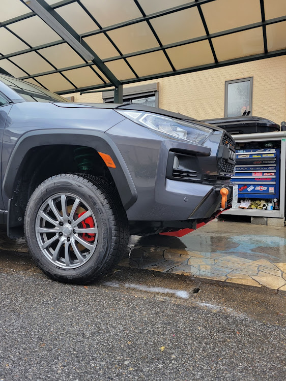 RAV4のスタッドレスタイヤへ交換・ノーズブラ・サイドマーカーのある生活・他車種流用加工に関するカスタム事例の投稿画像1枚目