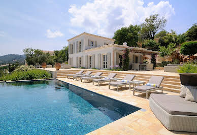 Villa with pool and garden 13