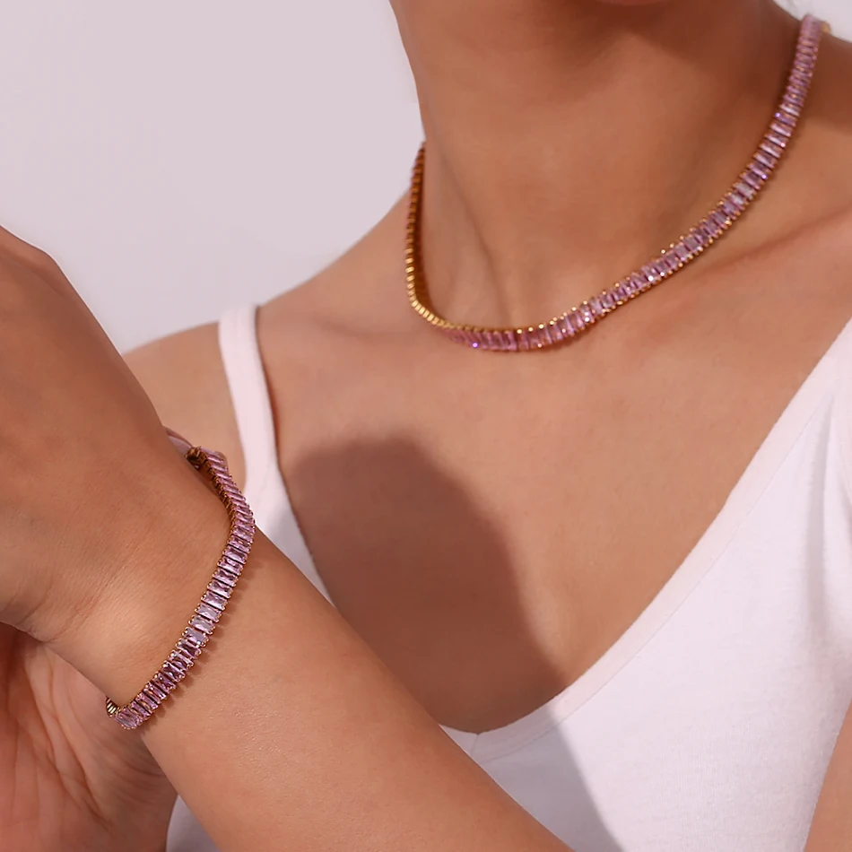 Pulseira de luxo leve de moda especial Aço inoxidável banhado a ouro 18K Micro zircônia incrustada Joia feminina elegante e sofisticada