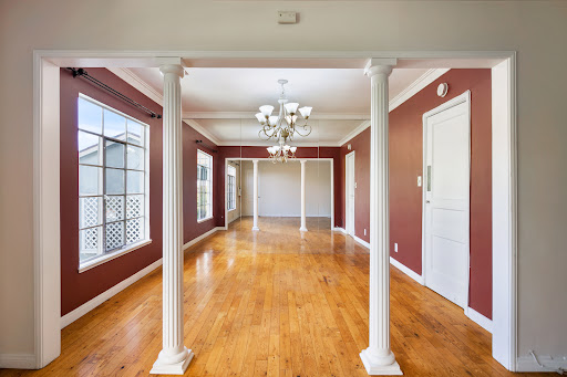 Luxury apartment for rent in West Hollywood (United States) - Living room with columns and wood floor