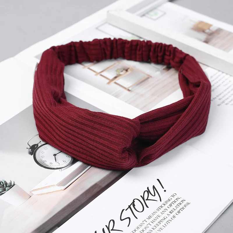Haarband met gekruiste gebreide draad, een stijlvol haaraccessoire. Houdt het haar op zijn plaats en geeft een modieuze uitstraling.