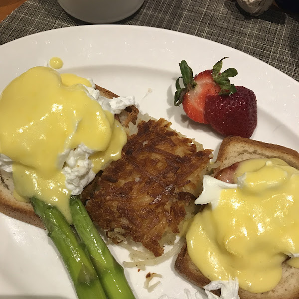 Eggs Benedict and hash browns