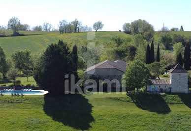 Maison avec piscine et terrasse 1