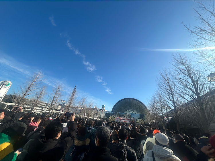 KSKさんが投稿した大阪オートメッセ2025・もぎりとQRの列はわけてくれ。・次の車探し。笑・ショクラさんとデリやんさん。笑・大人五人で駅探しに関するカスタム事例の投稿画像1枚目