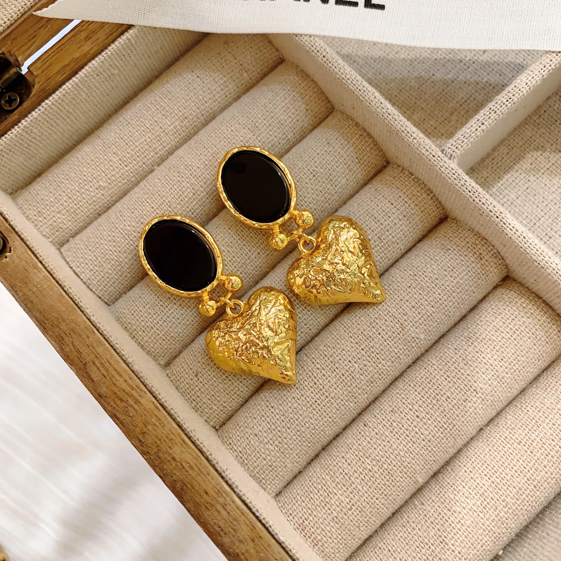 Title 5, Vintage Inlaid Black Agate Ear Clip Heart-shape...