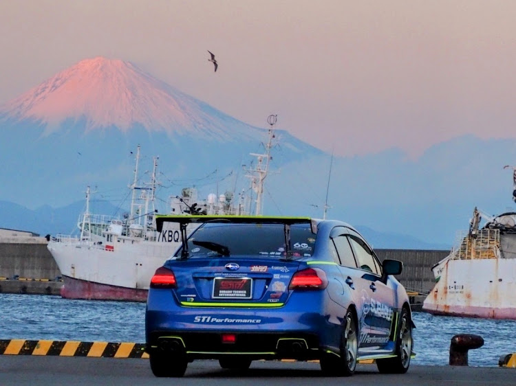 WRX STIの蛍光イエロー・自然に溶け込む⁉️・こっそりリニューアル計画中🙊・テールランプのこだわり・CORAZONに関するカスタム事例の投稿画像2枚目