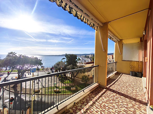 Appartement avec terrasse et piscine 5