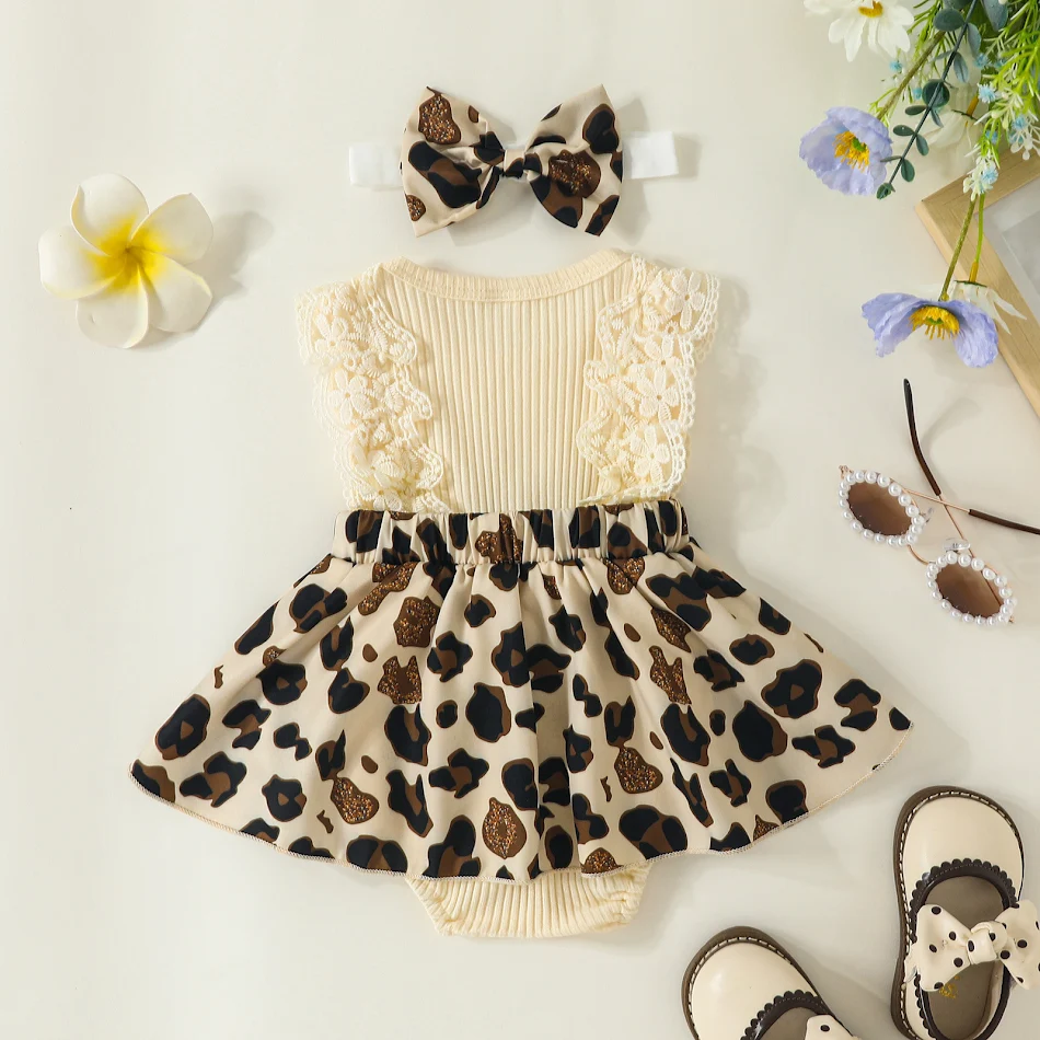 Macacão para menina com borda de renda, listras afundadas, sem mangas e estampa floral, perfeito para dias quentes e passeios