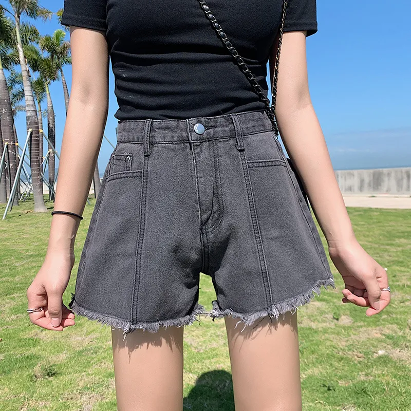 Shorts jeans femininos de perna larga, conforto e estilo para o verão. Caimento perfeito, ideal para diversas ocasiões. Combine com suas blusas favoritas.