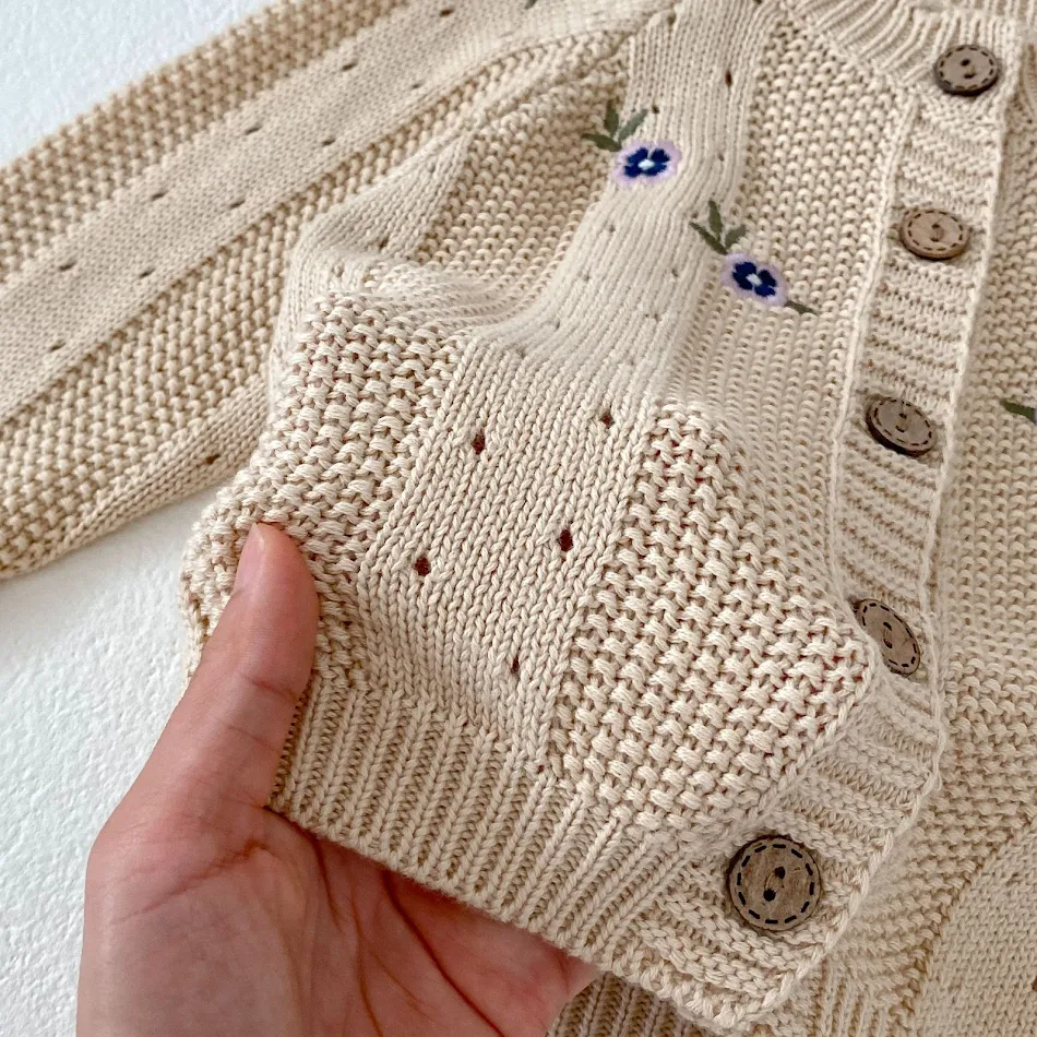 Conjunto infantil de 2 peças, casaco de tricô bordado vazado e macacão, ideal para um visual charmoso e confortável.