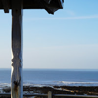 Vista sul mare da una spiaggia inglese di 