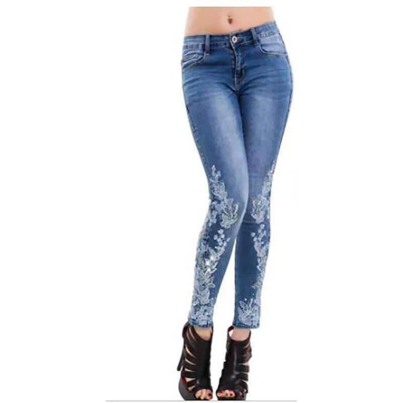 Farmerke visokog struka sa vezom za elegantan i udoban izgled. Naglasite svoju figuru sa ovim modernim pantalonama.