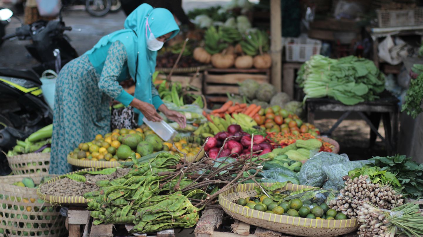 Di pasar persaingan sempurna, ada banyak sekali penjual dan pembeli sehingga harga tidak bisa dimonopoli.