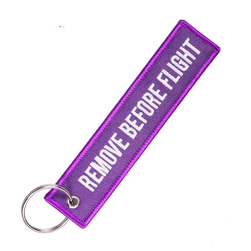 Cordão chaveiro bordado roxo com letras brancas, perfeito para chaves e crachás, mantém seus itens essenciais seguros e sempre à mão.