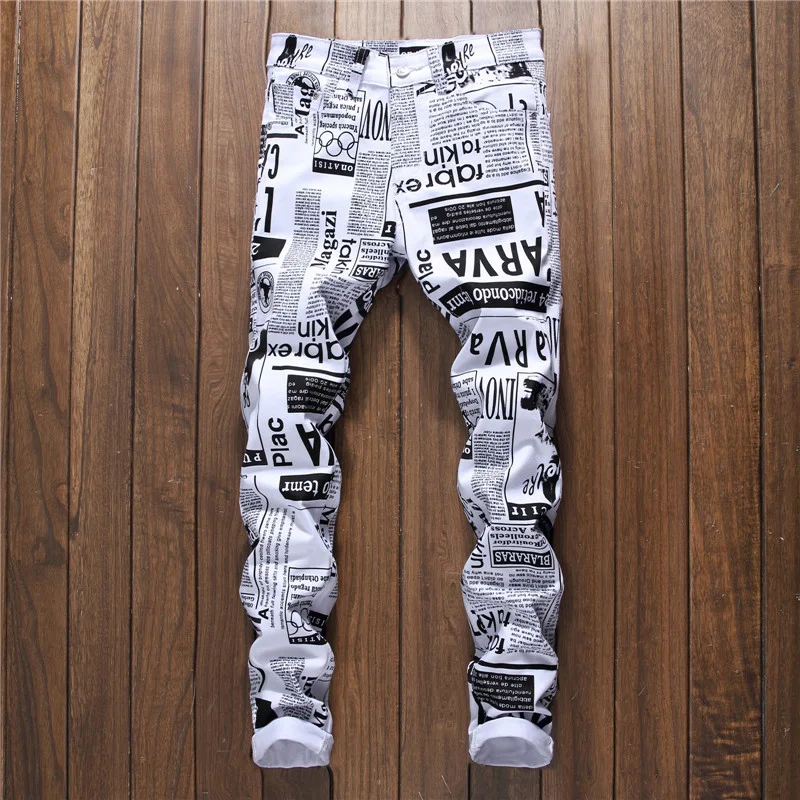 Pantalones casuales para hombre con estampado de letras blancos elásticos, cómodos y versátiles para el día a día, estilo moderno.