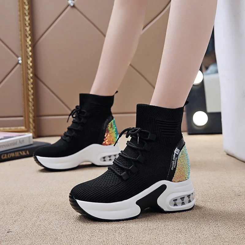 Bottines Martin à semelles épaisses, chaussettes extensibles internes, chaussures Daddy. Confort et style pour une allure tendance et audacieuse.
