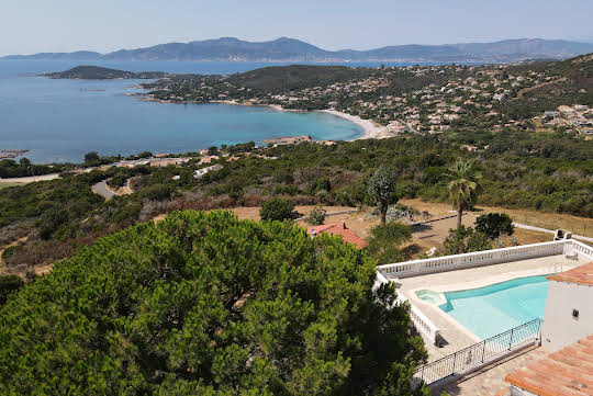 Villa avec piscine et jardin