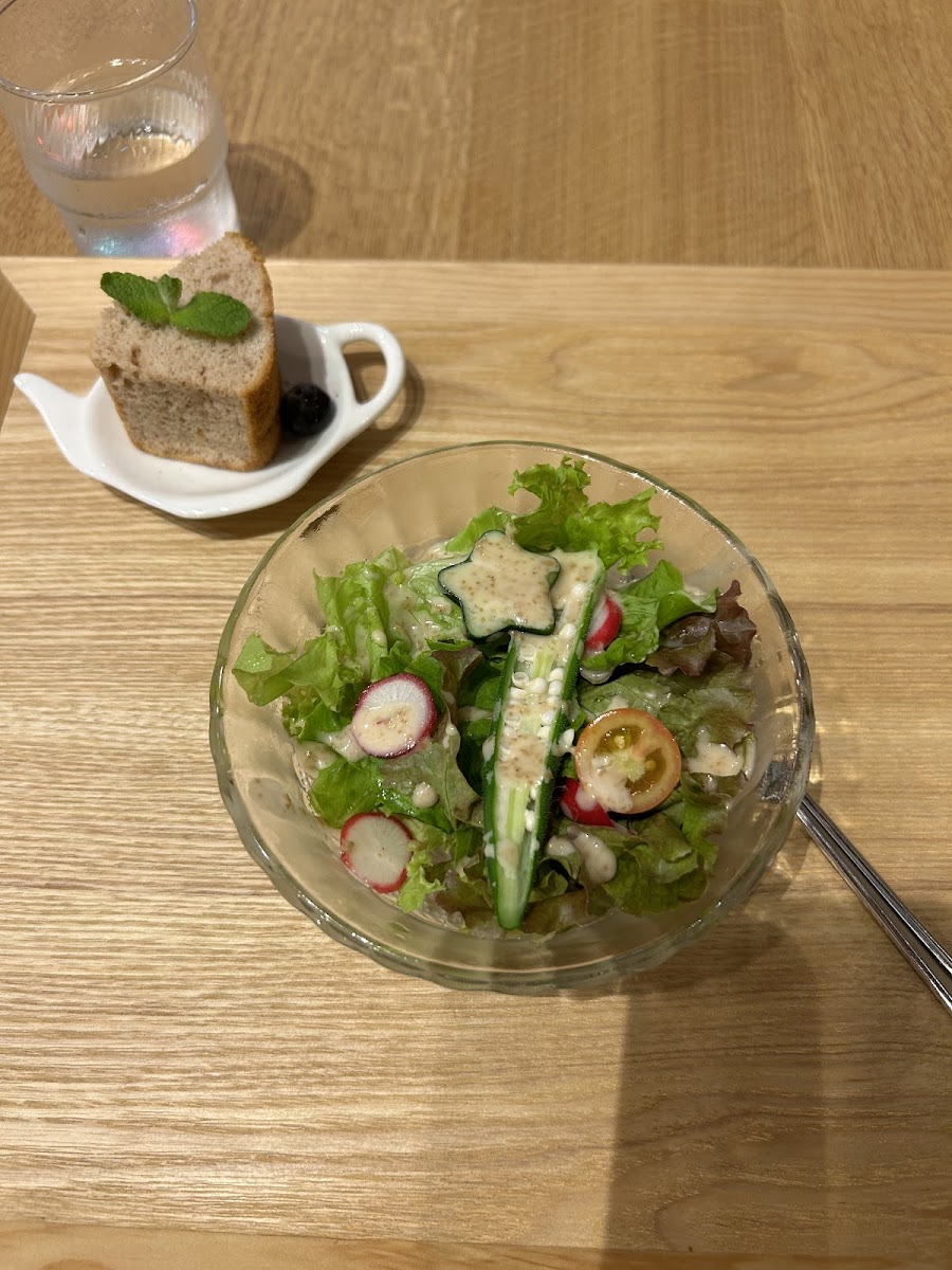 Salad with sesame dressing