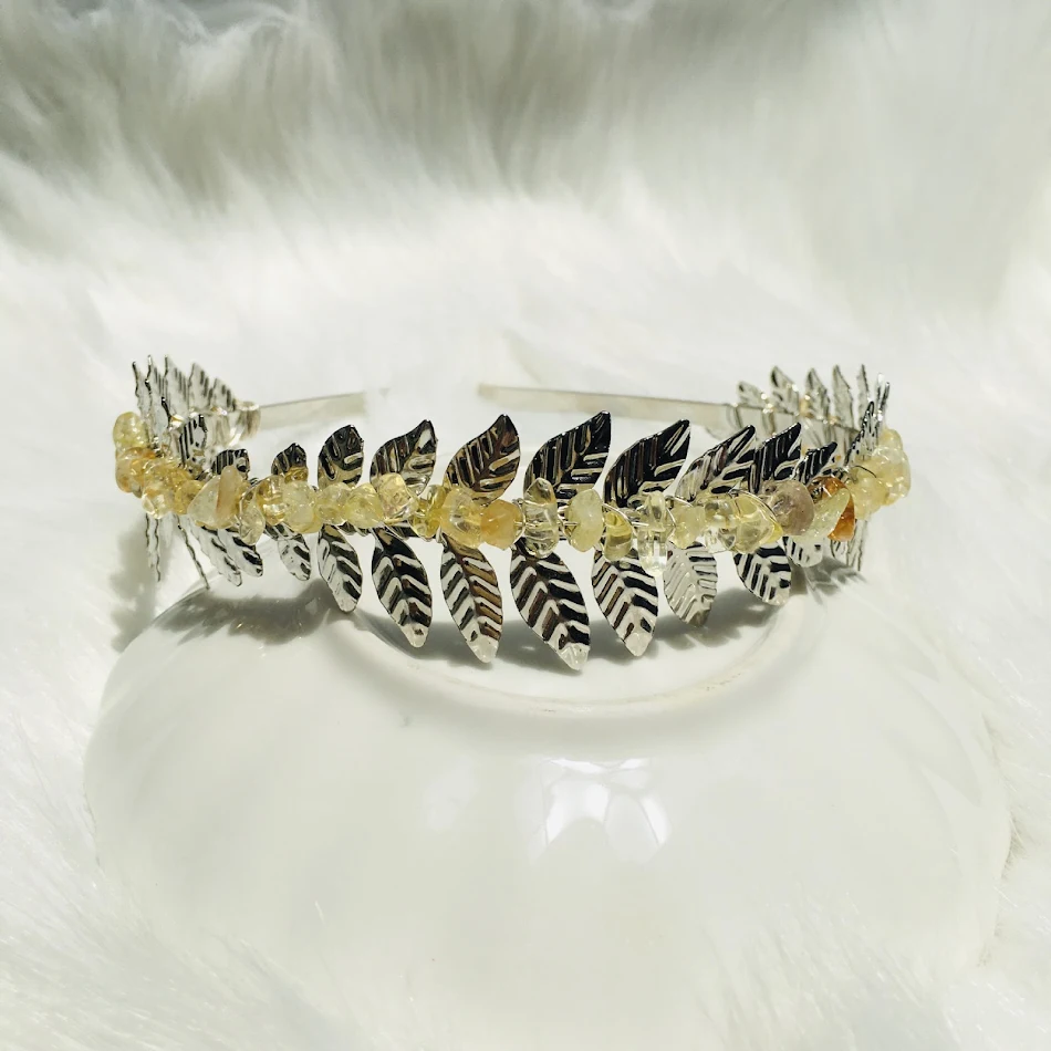 Barrette de cheveux en cristal naturel fait main DIY. Accessoire créatif pour coiffures uniques et élégantes. Un look naturel et sophistiqué.