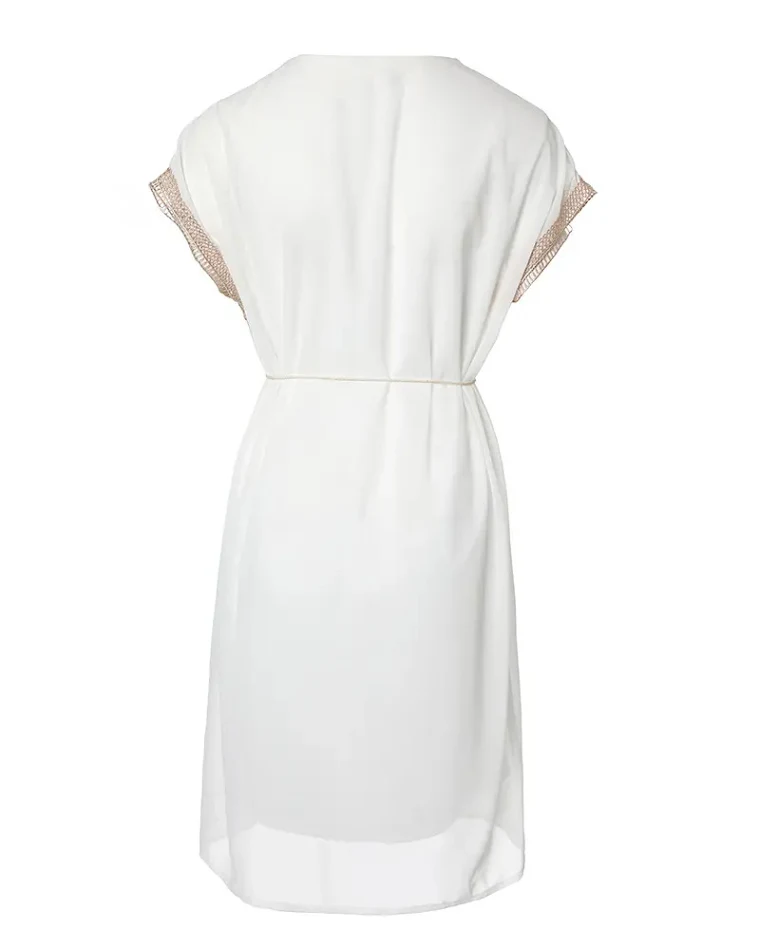 Robe décontractée en dentelle avec col en V et manches poupée, parfaite pour un look féminin et décontracté, alliant confort et élégance.