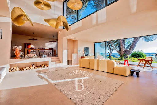 Contemporary house with pool and terrace 1
