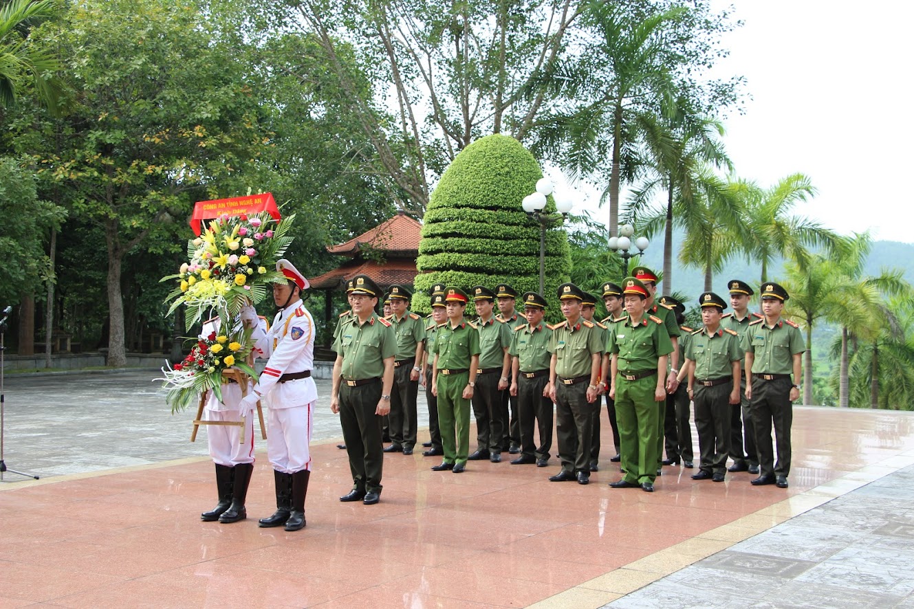 Lễ dâng hương, dâng hoa tại Khu di tích lịch sử Nha Công an Trung Ương