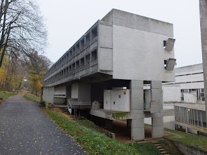 Na zewnątrz klasztoru La Tourette