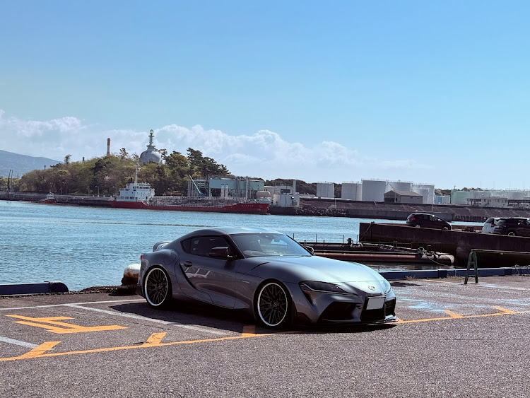 スープラのアイスグレーメタリック・シンプルイズベスト・海と愛車・田子ノ浦漁協食堂に関するカスタム事例の投稿画像1枚目
