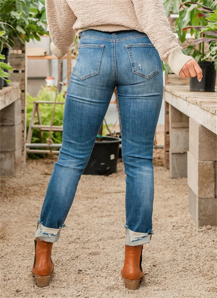 Slim fit en gescheurde blauwe jeans voor dames. Combineer comfort met stijl. Perfect voor een casual en trendy look die je figuur flatteert.