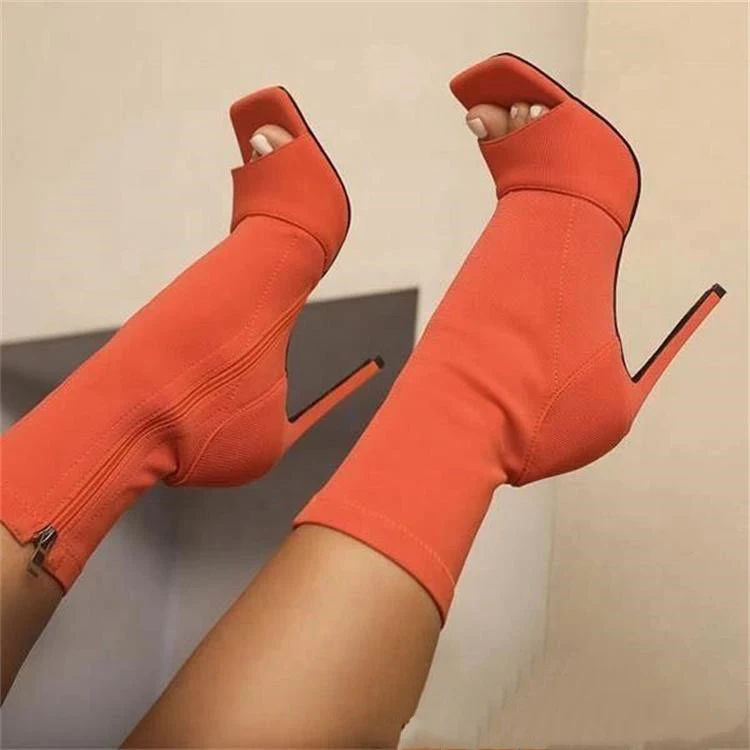 Bottines à bout carré, talon aiguille sexy et fermeture éclair. Adoptez un style audacieux et sophistiqué avec ces bottines élégantes et confortables pour femmes.