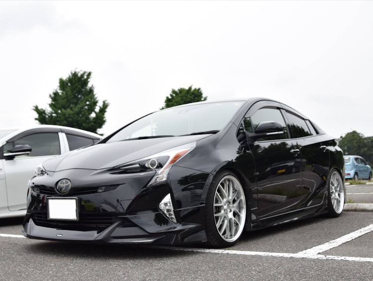 プリウスの黒塗りの美学・仲のいい繋がりは大事にしたい・低そうで低くない少し低い車・群馬MT・斜め前に関するカスタム事例の投稿画像2枚目