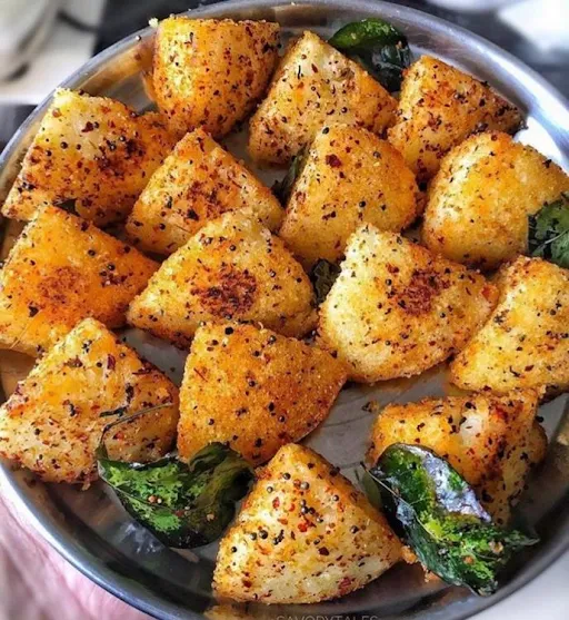 Fried Idli [2Pcs] + Sambar, Tomato Chutney, Coconut Chutney &Gunpowder