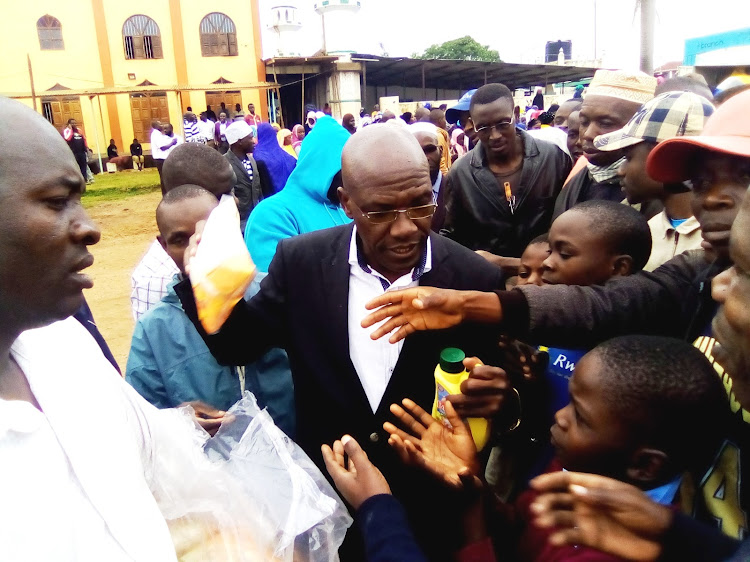 Former Kakamega Senator Boni Khalwale distributes foodSTUFFS To Muslims at Jamia Mosque in Kakamega county on Monday