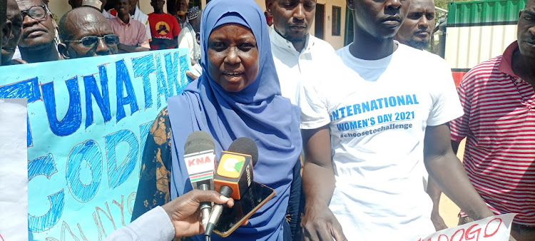 Asha Karani from the Munyo Yaya community speaking to the press at Madogo trading center on Wednesday.